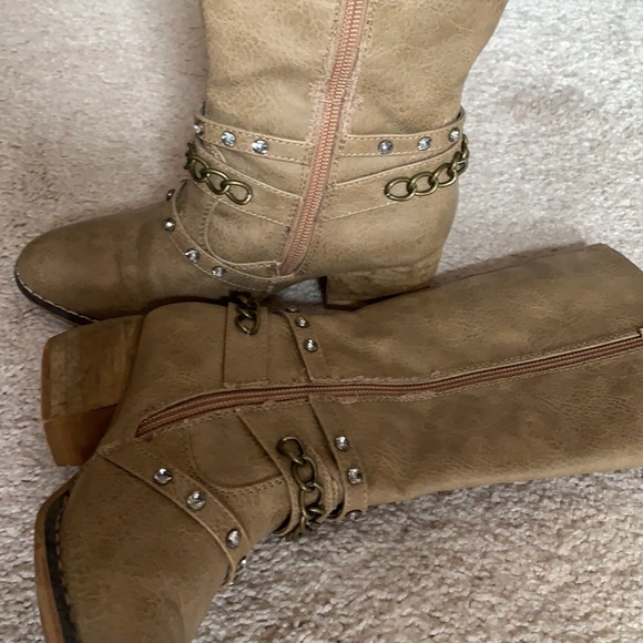 The cutest boots - Picture 2 of 3